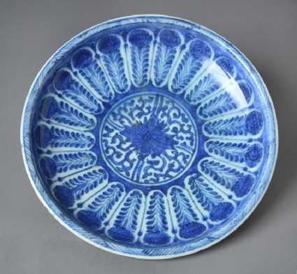 Plate with radial decoration around a central medallionfront