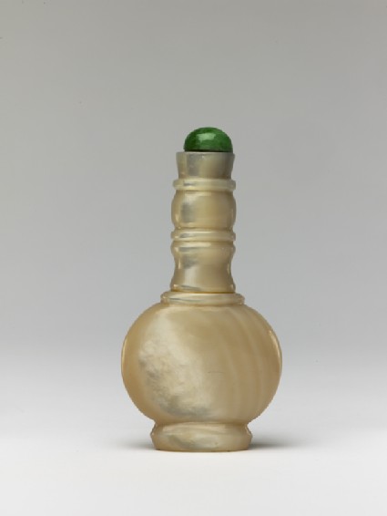 Mother-of-pearl snuff bottleside