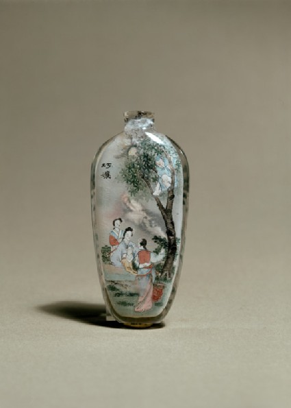 Snuff bottle depicting a scene from Strange Tales of a Scholar's Studioside