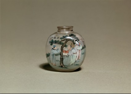 Snuff bottle with figures by a treeside