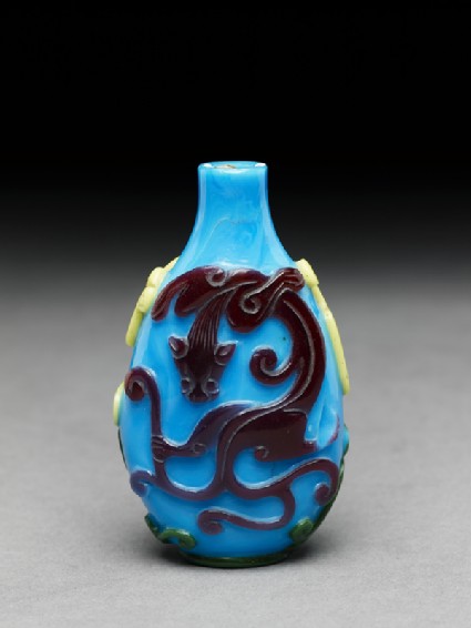 Glass snuff bottle with dragonsside
