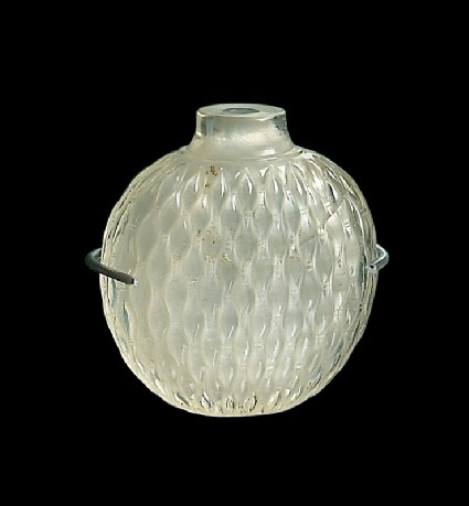 Crystal snuff bottle with basket relief decorationoblique