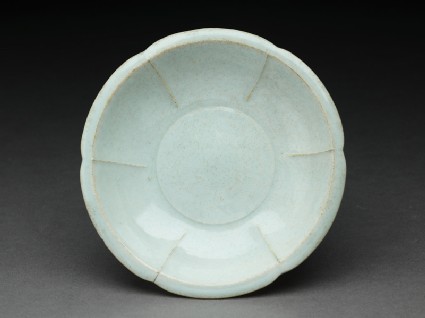 White ware dish with lobed sidestop