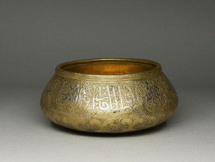 Bowl with figural and calligraphic decorationoblique