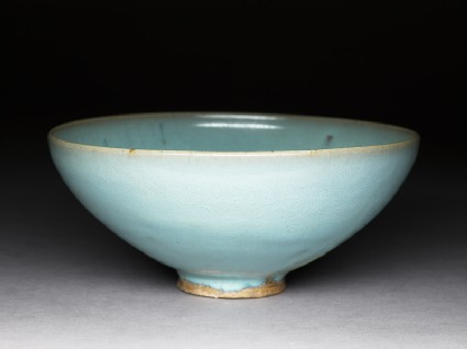 Large bowl with blue glazeoblique