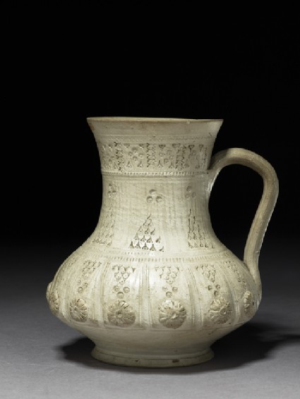 Jug with rosette filter inside the neckside