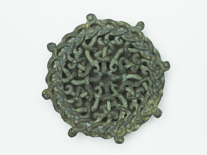 Lid fitting with openwork design of intertwined serpentsfront