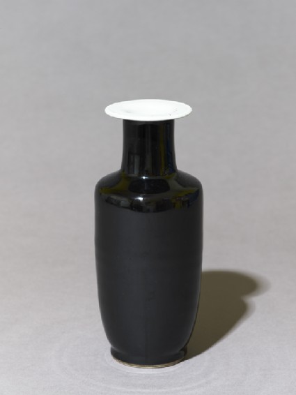 Vase with 'mirror-black' glazeoblique