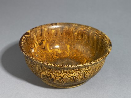 Bowl with marbled decorationoblique