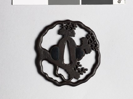 Tsuba with gosan-no-kiri, or paulownia leavesfront