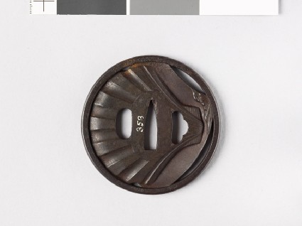 Round tsuba with overlapping clam and scallop shellsfront