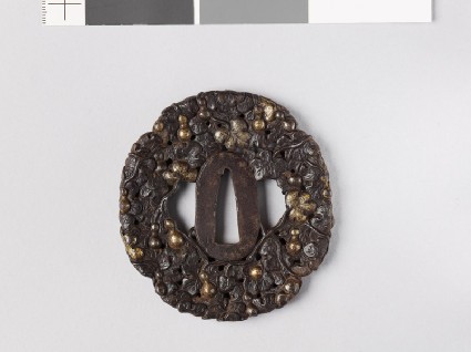 Mokkō-shaped tsuba with bottle gourd vinesfront