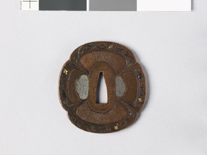 Mokkō-shaped tsuba with grape vinefront