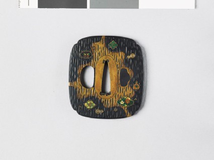 Mokkō-shaped tsuba with wood grain decorationfront