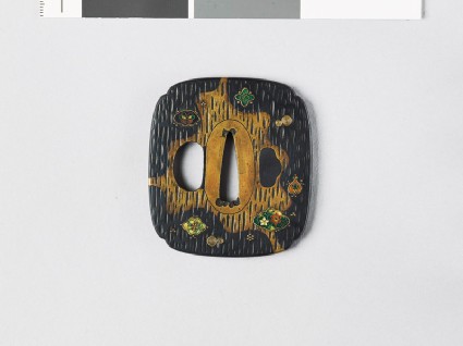 Mokkō-shaped tsuba with wood grain decorationfront