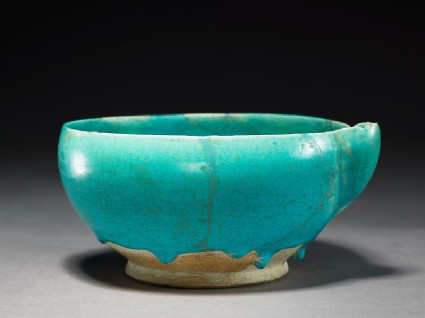 Spouted bowl with undulating wavesoblique