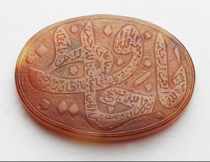 Oval bezel amulet with thuluth inscription and floral decorationfront
