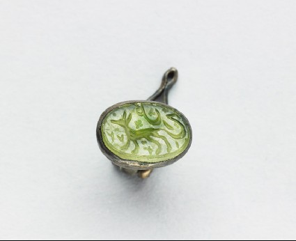 Oval bezel seal with nasta‘liq inscription, floral decoration, and a quadrupedfront