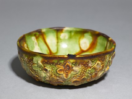 Bowl with floral decoration and three-colour glazeoblique