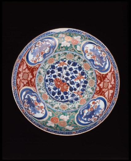 Large dish with floral decorationtop