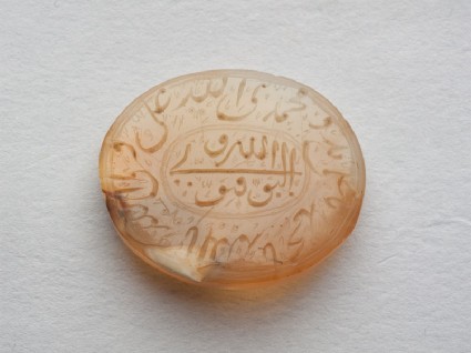 Oval bezel amulet with nasta’liq and thuluth inscription and concentric circle decorationfront