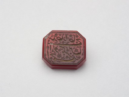 Octagonal bezel seal with nasta‘liq inscription and floral decorationfront