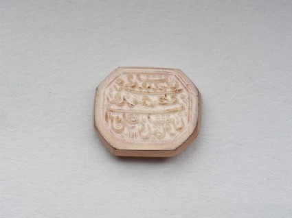 Octagonal bezel seal with nasta‘liq inscription and leaf decorationfront