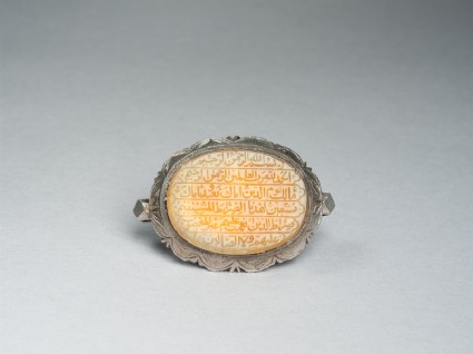 Oval bezel amulet from a bracelet, with thuluth inscriptionfront