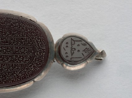 Heart-shaped bezel amulet from a bracelet, with thuluth inscriptionfront