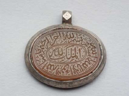 Oval bezel amulet from a pendant, with thuluth inscription and concentric circle decorationfront