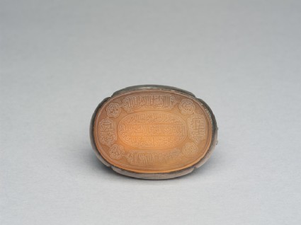 Oval bezel amulet from a bracelet, with thuluth inscription and medallion decorationfront