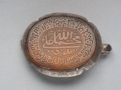 Oval bezel amulet from a bracelet, with thuluth inscriptionfront