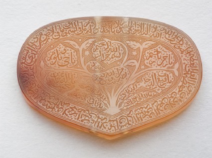 Heart-shaped bezel amulet inscribed with the Throne versefront