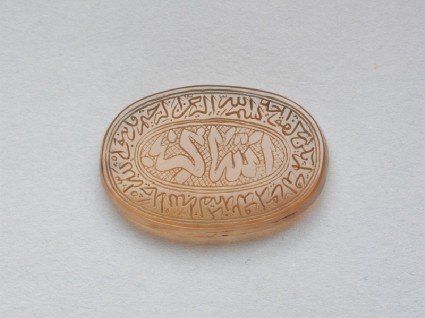 Oval bezel amulet with thuluth inscription and concentric circle decorationfront