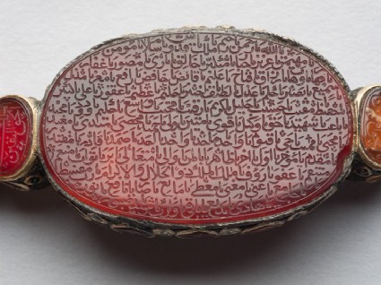Oval bezel amulet from a bracelet with naskhi inscriptionfront