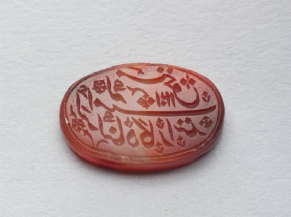 Oval bezel seal with nasta‘liq inscription with floral decorationfront