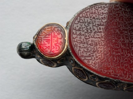 Heart-shaped bezel amulet from a bracelet, with naskhi inscriptionfront