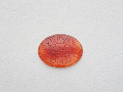 Oval bezel amulet with naskhi inscription and linear decorationfront