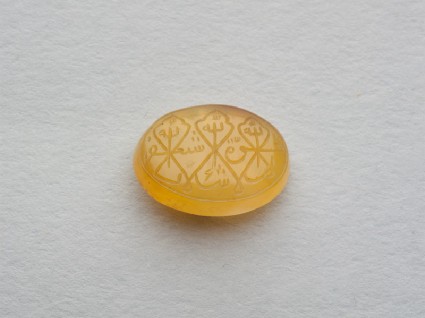 Oval bezel amulet with naskhi inscription and medallion decorationfront