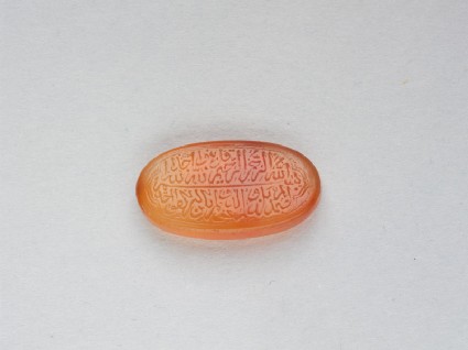 Oval bezel amulet with thuluth inscription and medallion decorationfront
