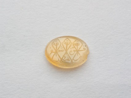 Oval bezel amulet with naskhi inscription and medallion decorationfront