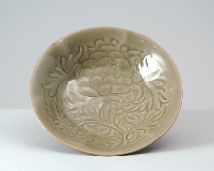 Greenware dish with peony decorationoblique