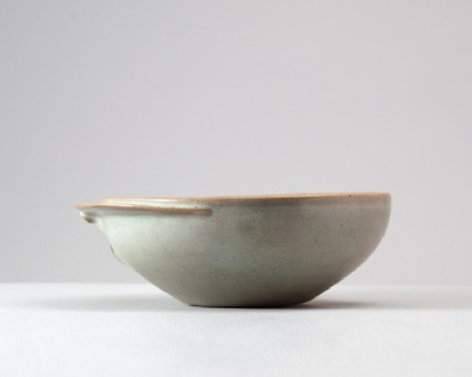 Bowl with flange in the form of a crescentfront