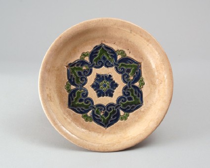 Tripod dish with floral hexafoilfront