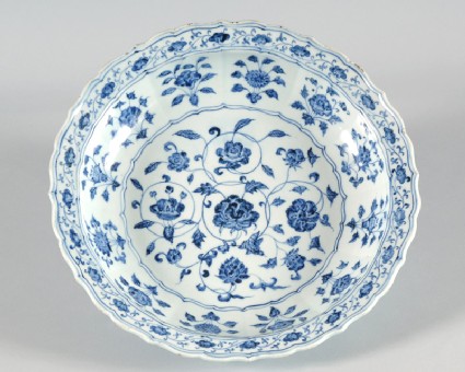 Blue-and-white dish with floral decorationtop