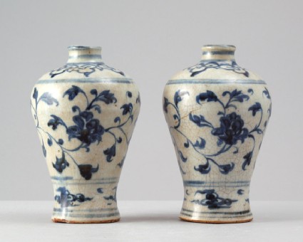 Blue-and-white vase with floral decorationfront