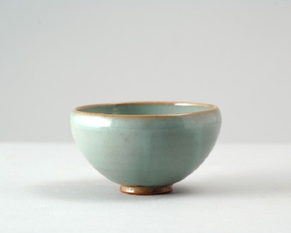 Bowl with blue glazefront