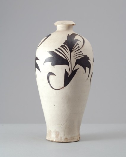 Cizhou ware vase with floral decorationfront