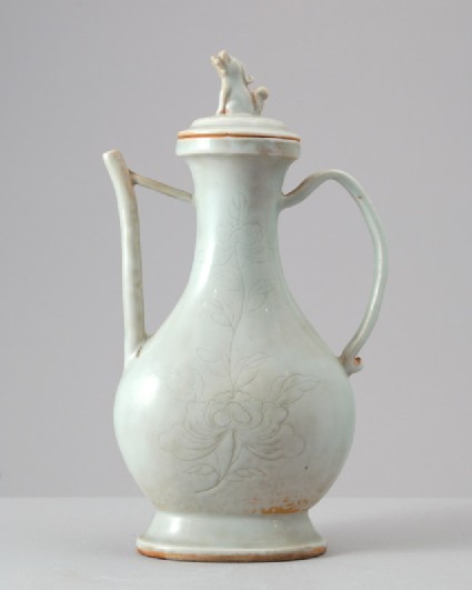White ware ewer and lid surmounted by a seated lionfront