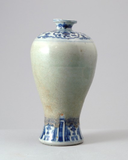 Blue-and-white vase with green glazefront